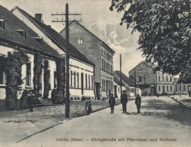 Königstraße mit Pfarrhaus und Rathaus
